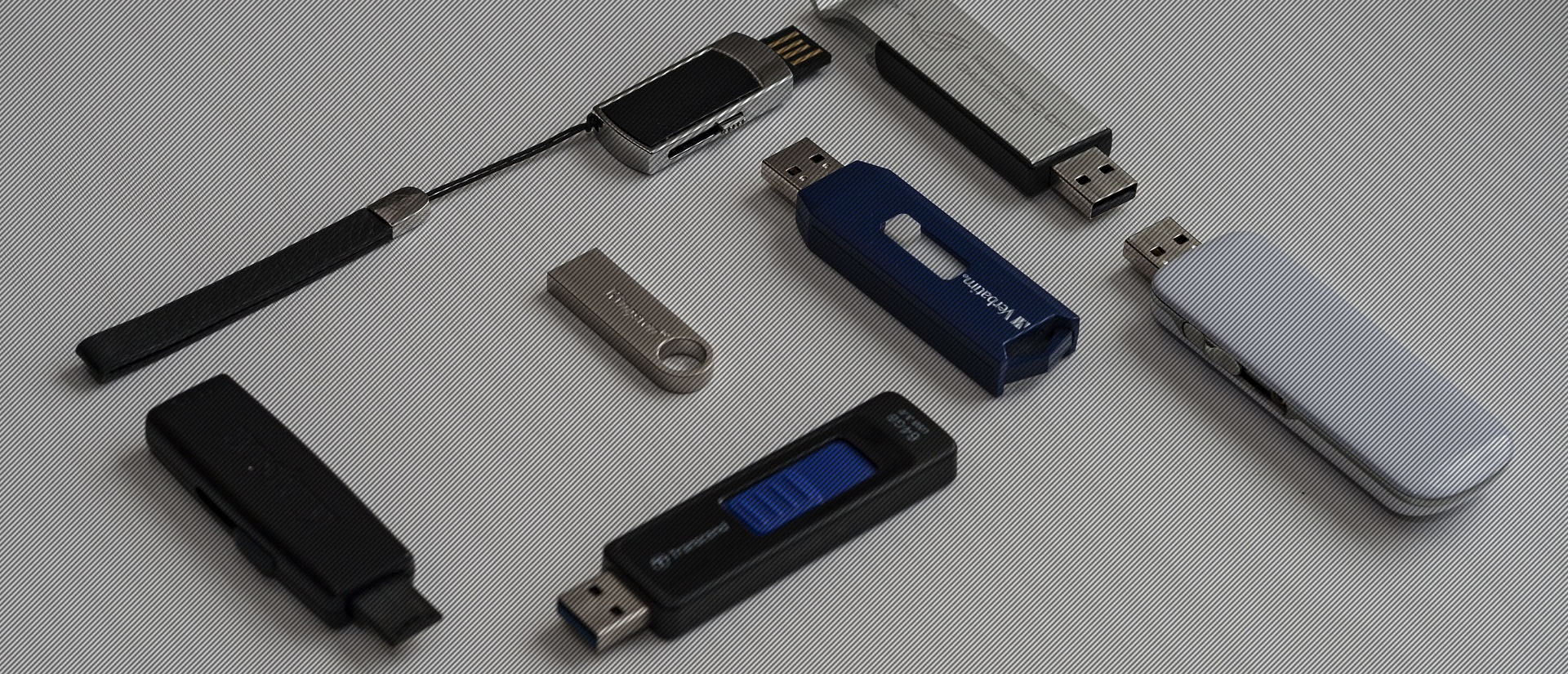 usb minnenmedtryck.se hero 0004 Layer 6 copy - På den här sajten kommer du få ta del av information rörande USB-minnen, olika varianter samt dess fördelar. Lagring är ett hett område inom teknik och här gäller det att använda sig av varianter som både är smidiga, flexibla och som tar så lite plats som möjligt.